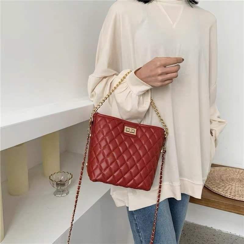 Túi Đeo Chéo Nữ Da Mềm Trần Trám Khóa Xoay T9633