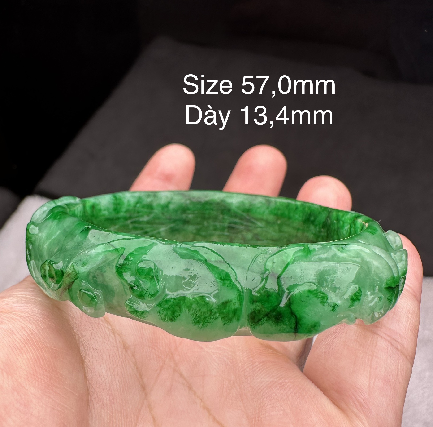 Vòng tay Ngọc bản liền chạm họa tiết.