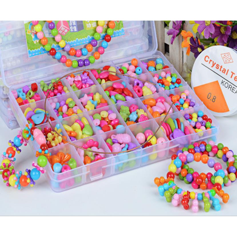 Bộ đồ chơi xâu vòng 550 chi tiết, xỏ hạt cho bé gái tự tay thiết kế những món đồ trang sức cho mình: khuyên tai, vòng cổ, vòng tay, băng đô cài đầu chất liệu bằng nhựa nhiều màu sắc (Full phụ kiện)