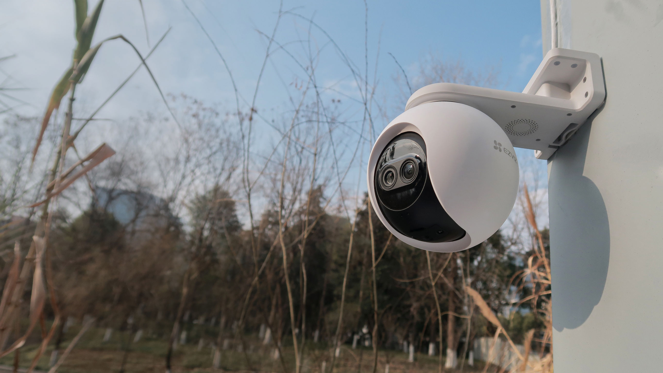 Camera wifi không dây tích hợp AI Ezviz C8PF 2MP, ống kính kép, ghi âm, xoay 360 độ