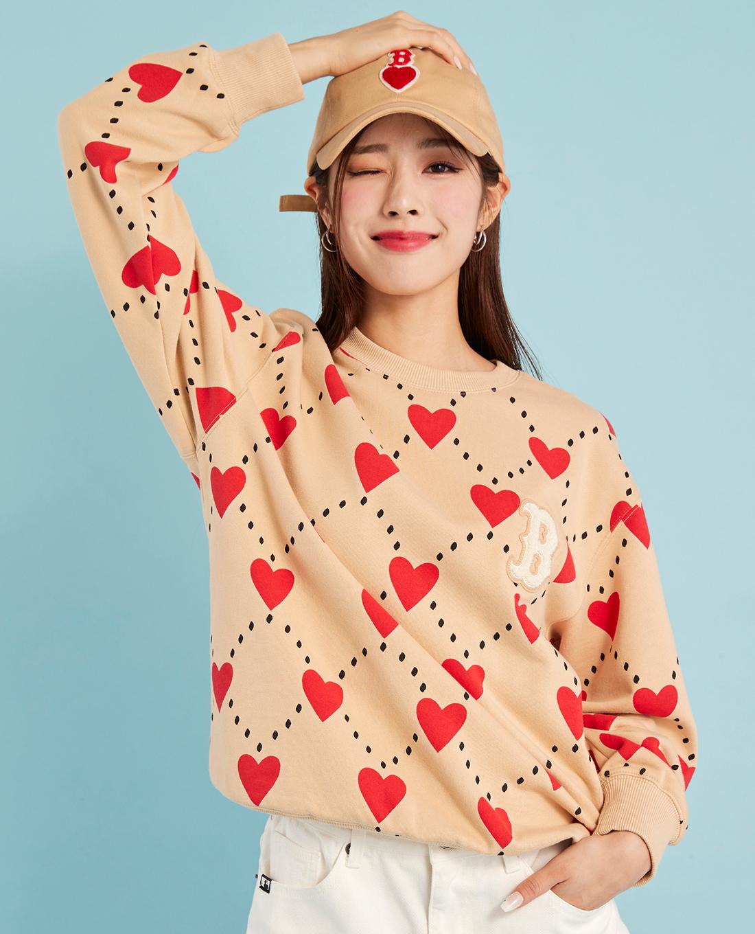 MLB - Áo sweatshirt phom suông Heart Allover Overfit 3AMTH0124