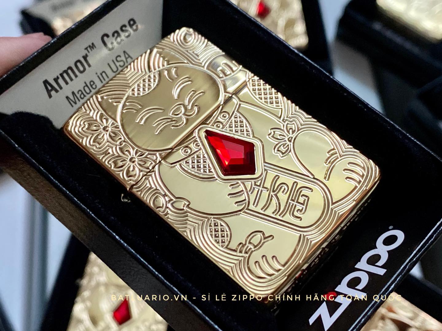 Bật Lửa Zippo 49802 – Zippo Lucky Cat Design Emblem Attached Armor High Polish Brass