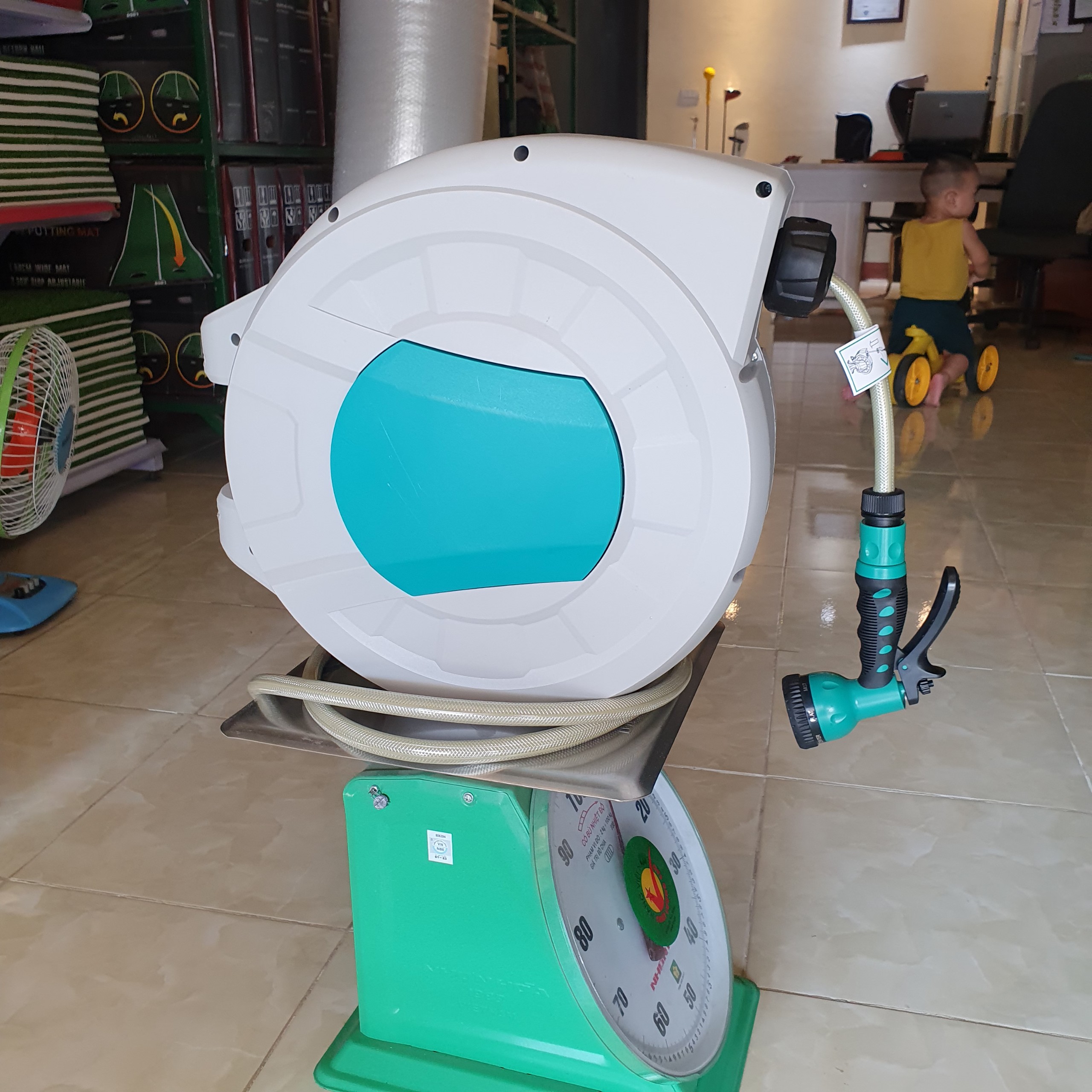 BỘ VÒI TƯỚI TỰ ĐỘNG THU DÂY -20m: Kèm đầu phun 7 cấp, tiện dụng & bền bỉ.Sang trọng - Bền Bỉ - Hiệu quả tối ưu.Tặng kèm đầu phun 9 cấp độ. Số lượng có hạn