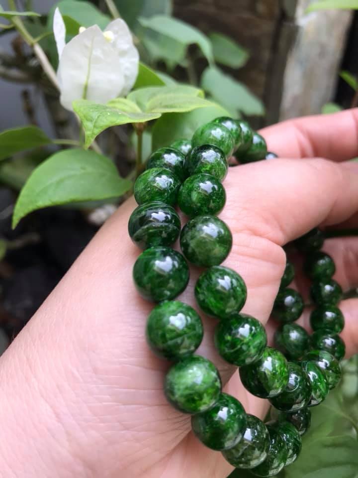 VÒNG TAY ĐÁ DIOPSIDE 10MM ĐẸP XUẤT SẮC LUÔN 100% ĐÁ DIOPSIDE TỰ NHIÊN CAO CẤP ĐẸP ĐEO SANG TAY NỮ MỆNH MỘC MỆNH HỎA CHUẨN HỢP MÀU XANH LÁ NGỌC SÁNG BÓNG ĐẸP XINH