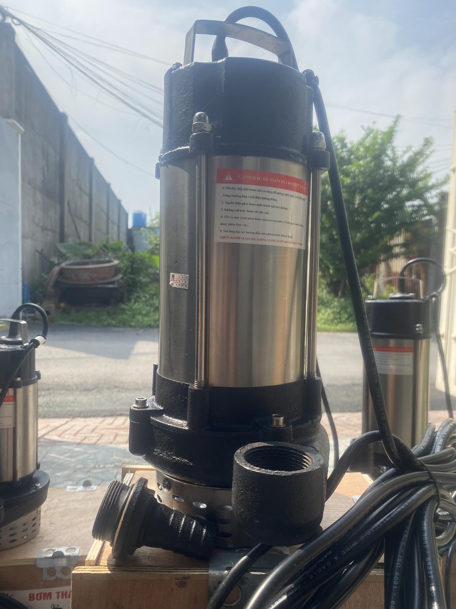 MÁY BƠM CHÌM 370W BƠM CHẤT THẢI, BÙN ĐẤT,CHỐNG NGẬP, THÂN INOX ĐỘNG CƠ NGÂM DẦU CÁCH ĐIỆN TẢN NHIỆT CAO CẤP, BẢO HÀNH 1 NĂM ĐỔI MỚI 3 THÁNG ĐẦU NẾU LỖI