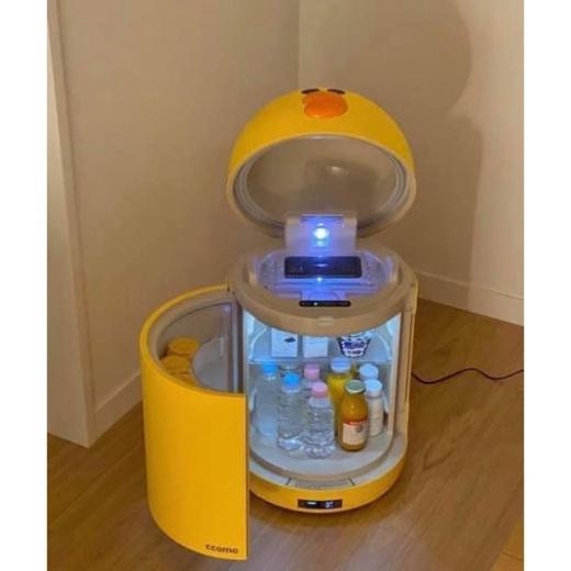 Tủ Lạnh Mini CCOMO X LINE FRIENDS, Dung Tích 31L, Có Đèn Tiệt Trùng Diệt 99% Vi Khuẩn, Có Tai Nghe Blutooth, Nhập Hàn