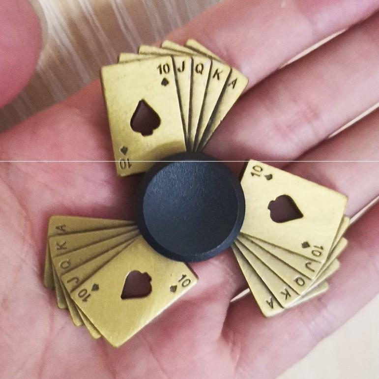 CON QUAY SPINNER Hình space werewolf Killing red model quay chơi giải trí giá rẻ phong cách độc đáo cá tính gradinet rub