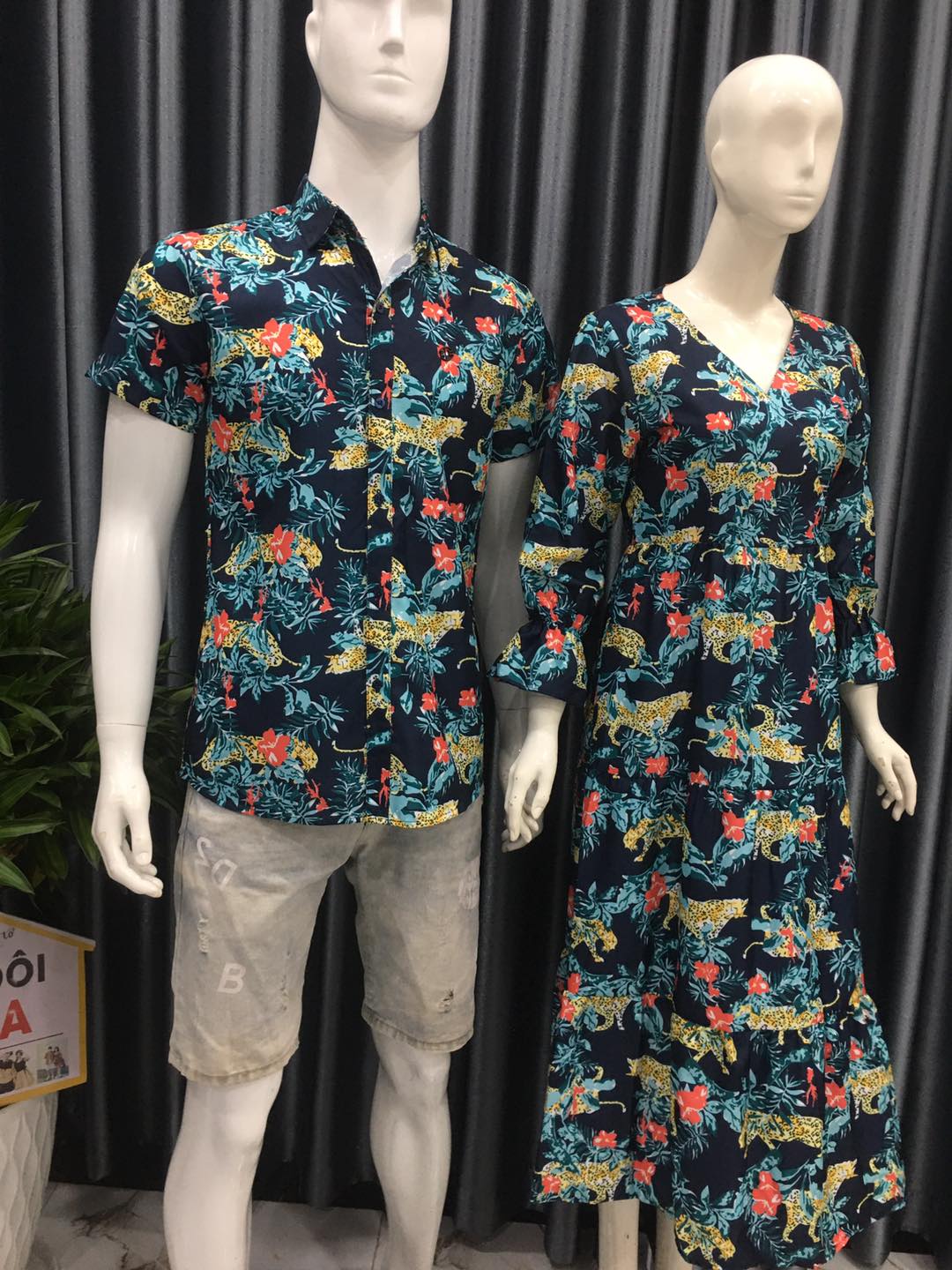 Mẫu chụp tại shop - váy áo đôi nam nữ họa tiết đi biển nhà Tina