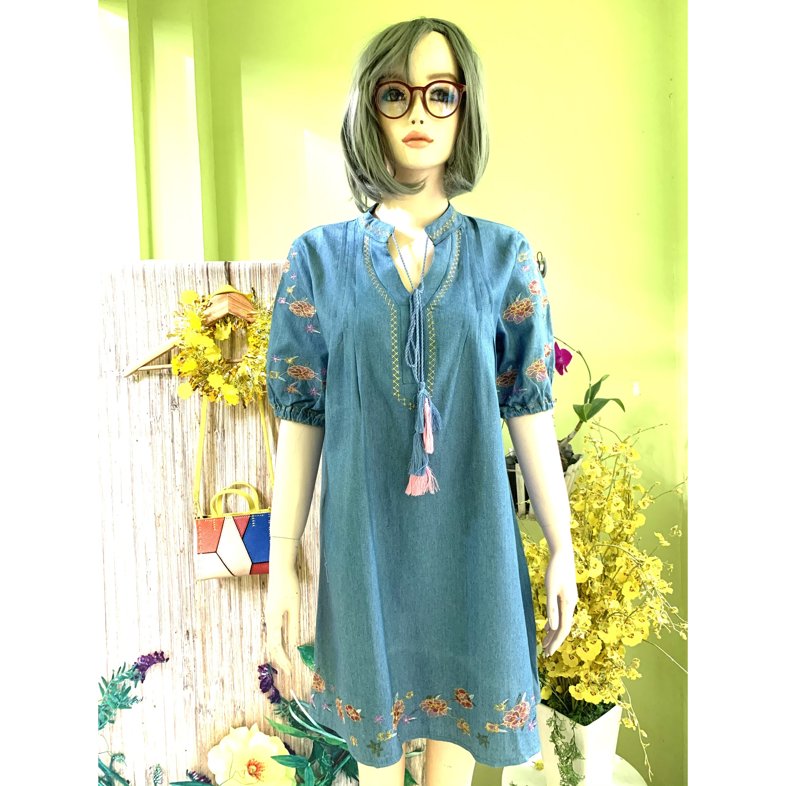 Đầm babydoll tay phồng thêu hoa