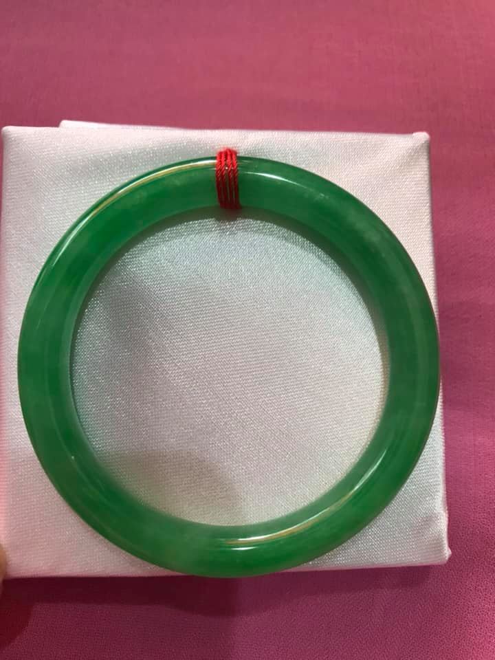 CHIẾC VÒNG TAY ĐÁ CẨM THẠCH LÝ ĐẸP 52mm Size 52mm x DẦY 8mm MÀU XANH LÁ TƯƠI BÓNG ĐẸP NỮ 52kg đến 59kg Đeo Đẹp Ạ