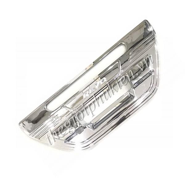 Ốp trang trí tay mở cốp sau Toyota Hilux Revo