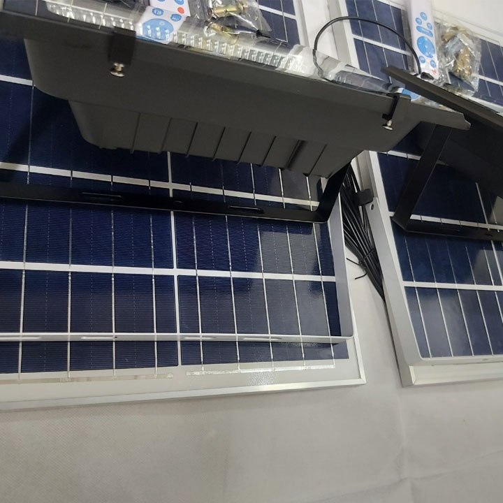 Đèn Pha Năng Lượng Mặt Trời Báo Pin 200W