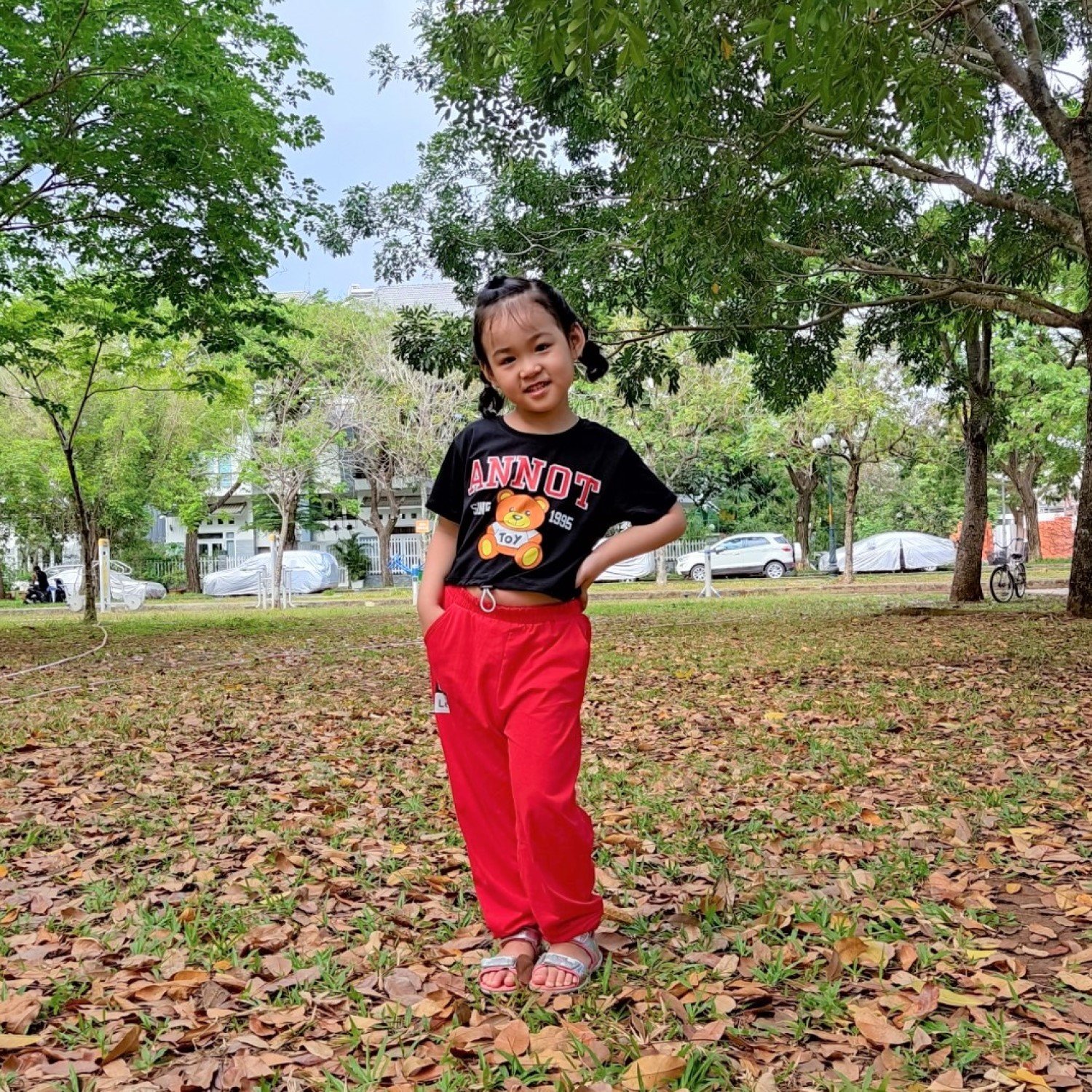 G00000815 Set áo croptop đỏ dây rút cá tính quần jogger thể thao cho bé gái