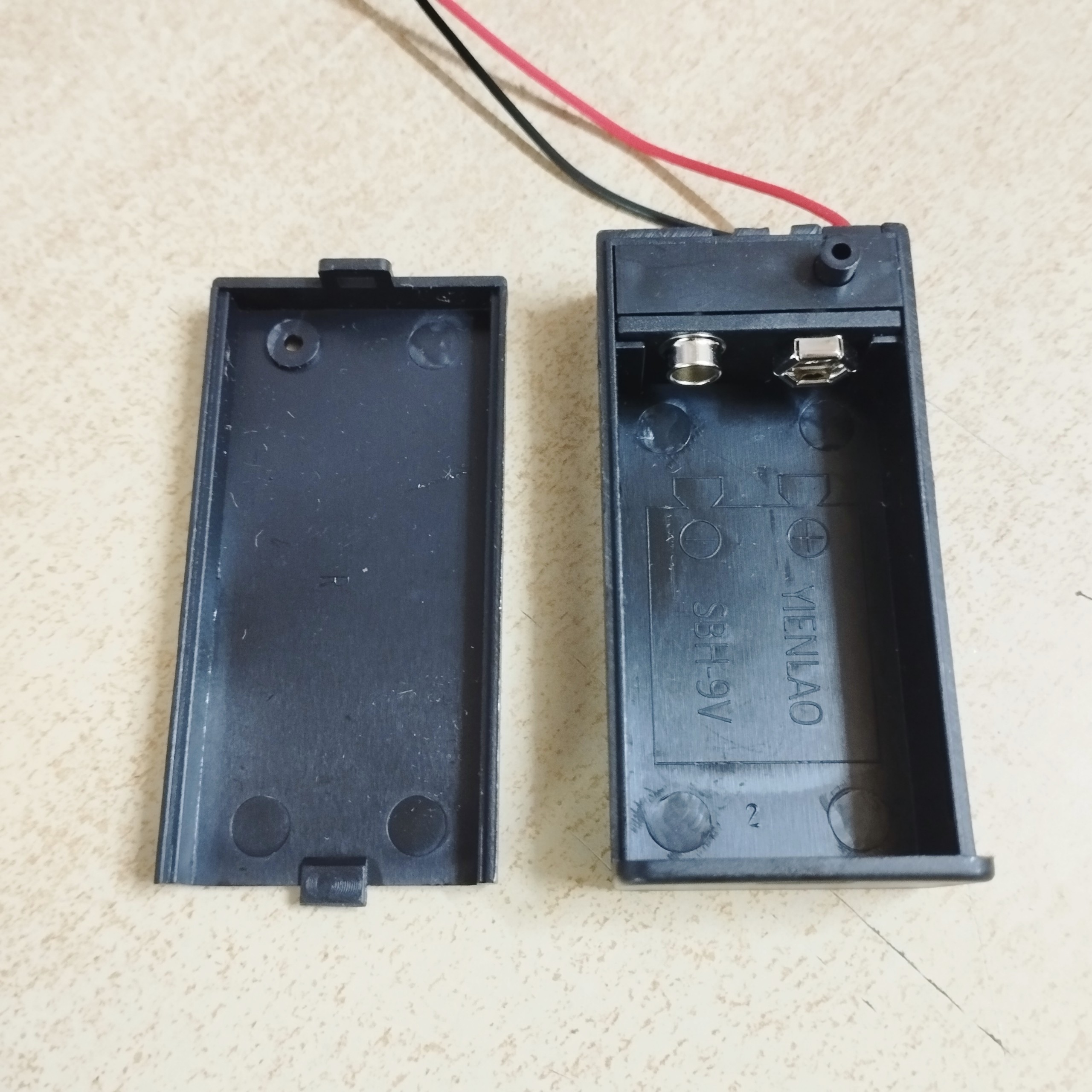 Khay pin 9V có nắp đậy kèm công tắc để chế tạo