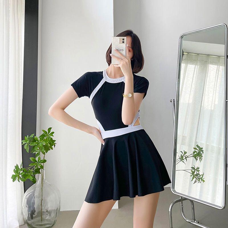 Đồ bơi một mãnh viền trắng phối kiểu chân váy