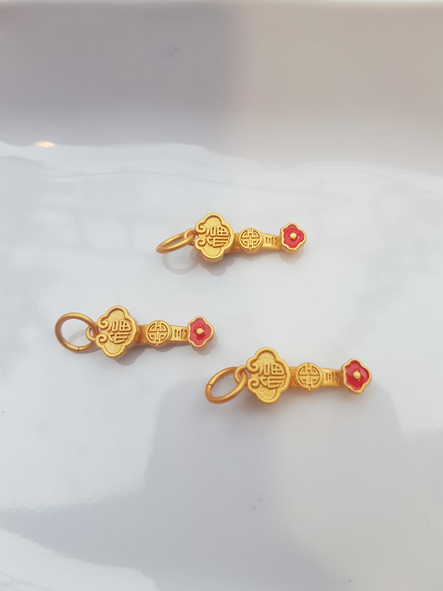 Phụ Kiện Charm Vòng Tay Nữ đẹp Hình Gậy Như Ý màu vàng phối vòng tay Nữ phối với vòng đeo tay của mình xinh xinh ạ