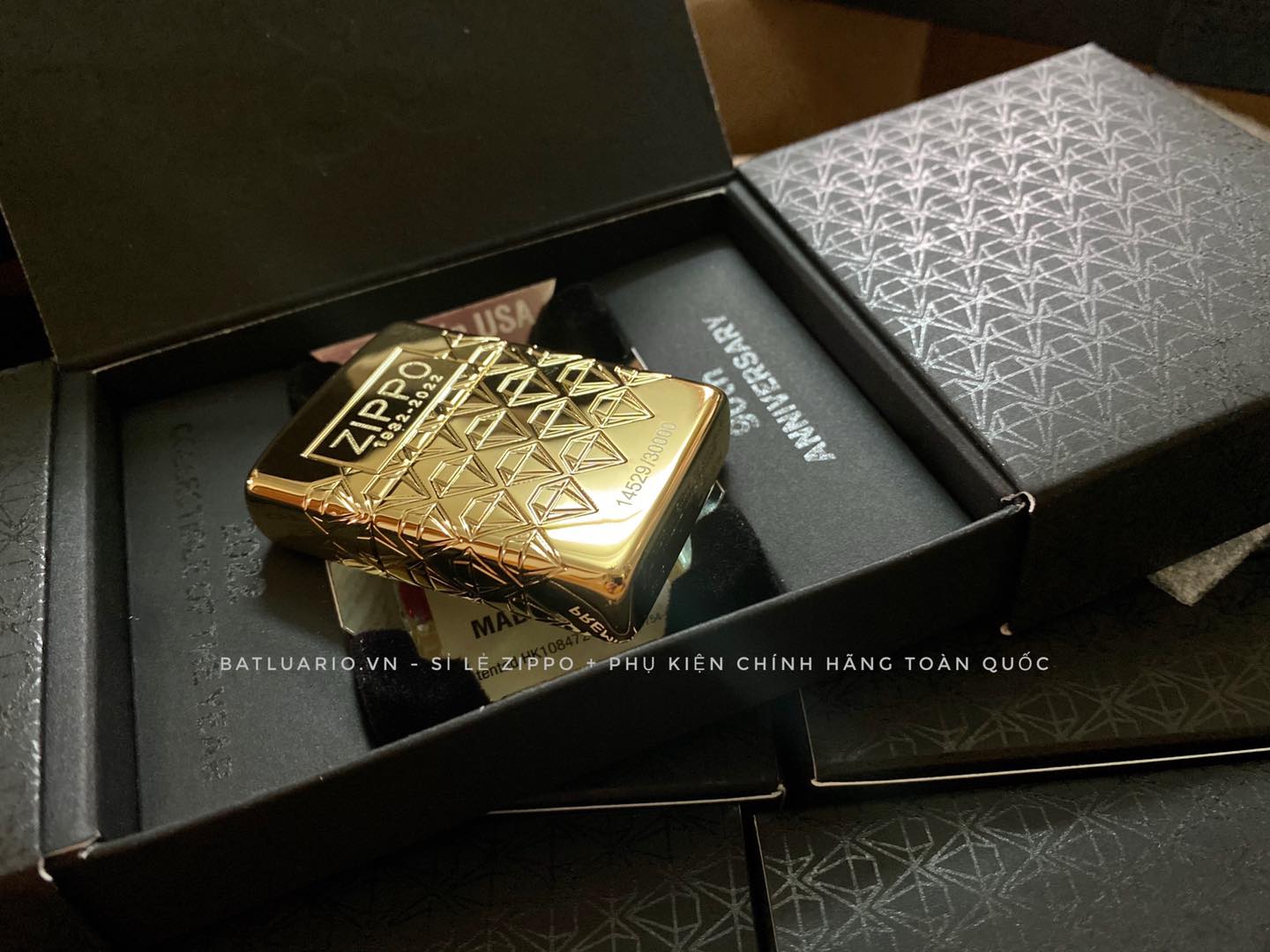 Bật Lửa Zippo 49866 – Zippo 90th Anniversary Limited Edition – Zippo 2022 Collectible Of The Year Asia – Gold Plated – Zippo Coty 2022 Asia