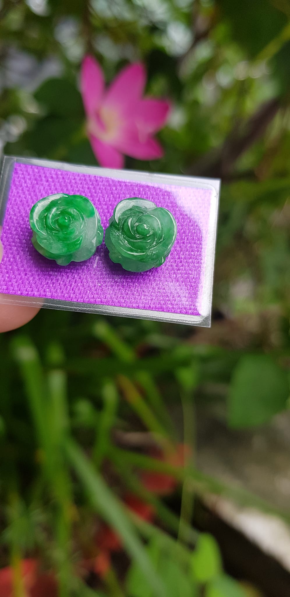 Đôi bông tai nữ mới bông hồng nổi đẹp size đk 10mm x cao 5mm đá cẩm thạch xanh tự nhiên lý tươi xíu trắng nhẹ rất xinh các Chị em về bọc vàng lên đeo đẹp sang tai lắm nhé