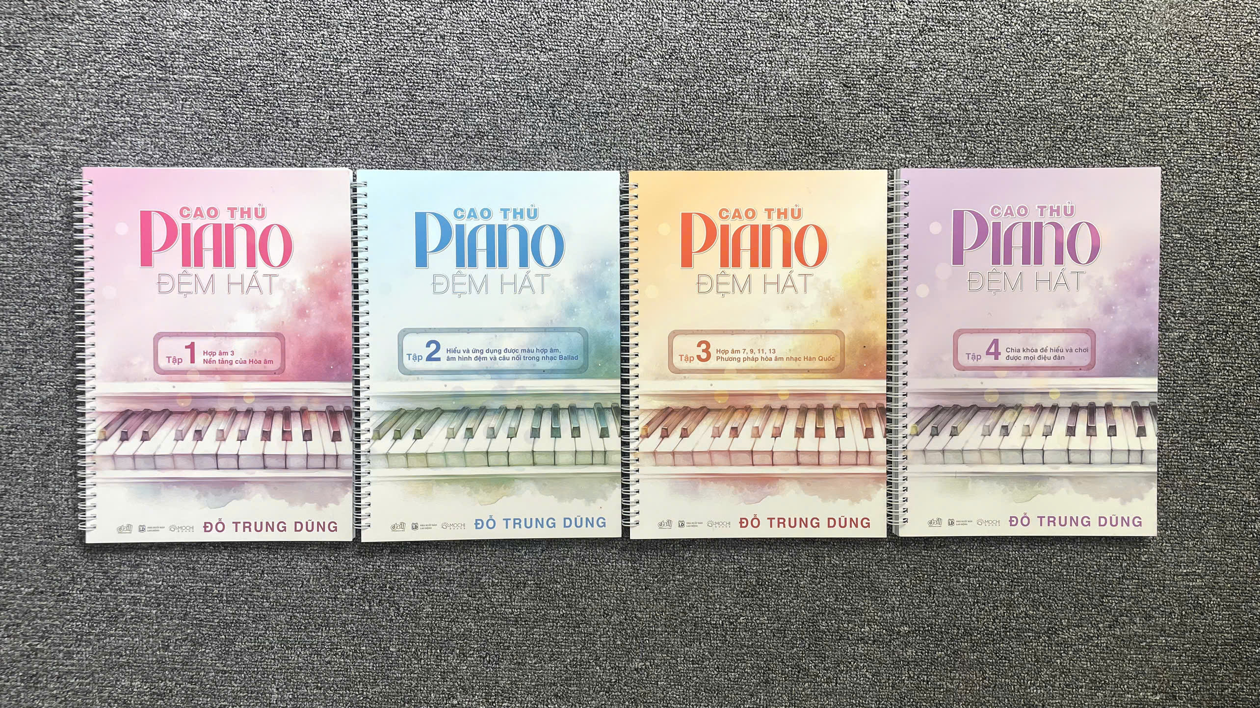 CAO THỦ PIANO ĐỆM HÁT - Lộ Trình Học Piano Đệm Hát Từ Cơ Bản Đến Nâng Cao Cho Người Mới Bắt Đầu – Đỗ Trung Dũng - Mochi Books – NXB Lao Động
