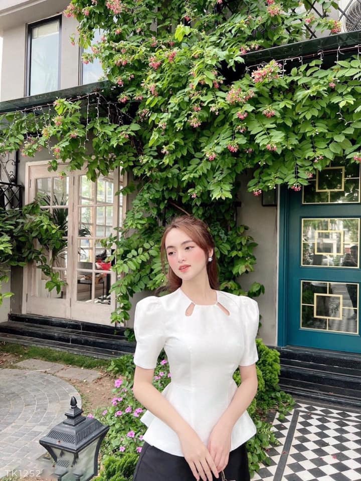 Áo peplum cổ tròn khoét giọt nước đính nút ngọc siêu sang