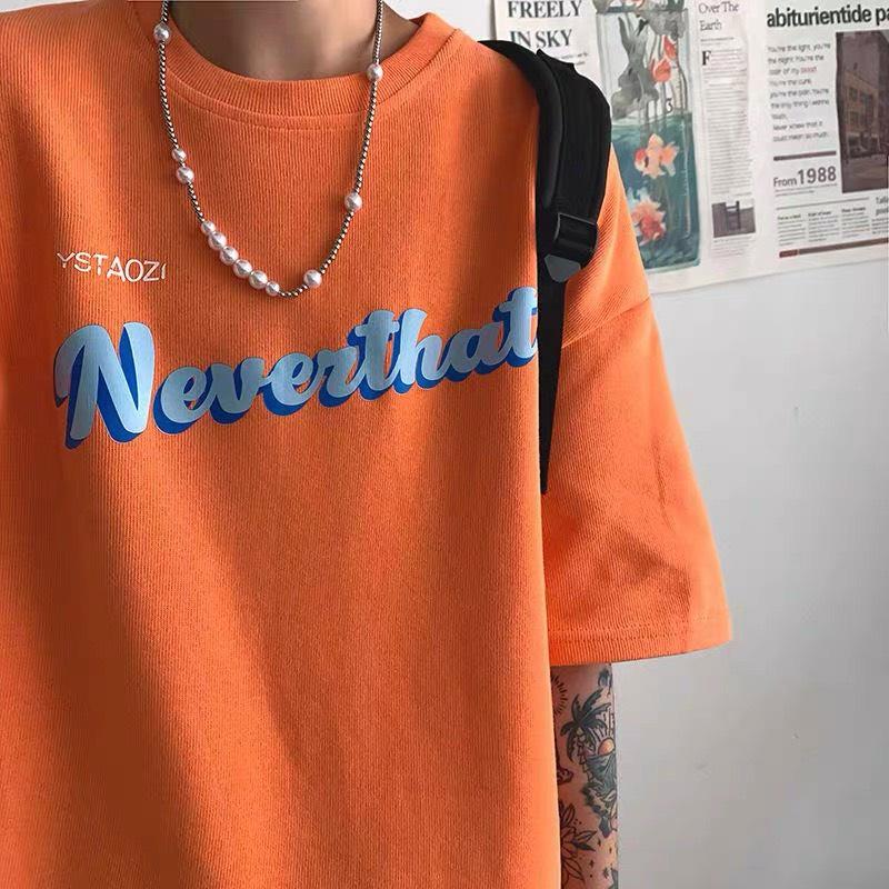Áo thun cho cả nam và nữ, áo phông cổ tròn in chữ Neverthat trước ngực.