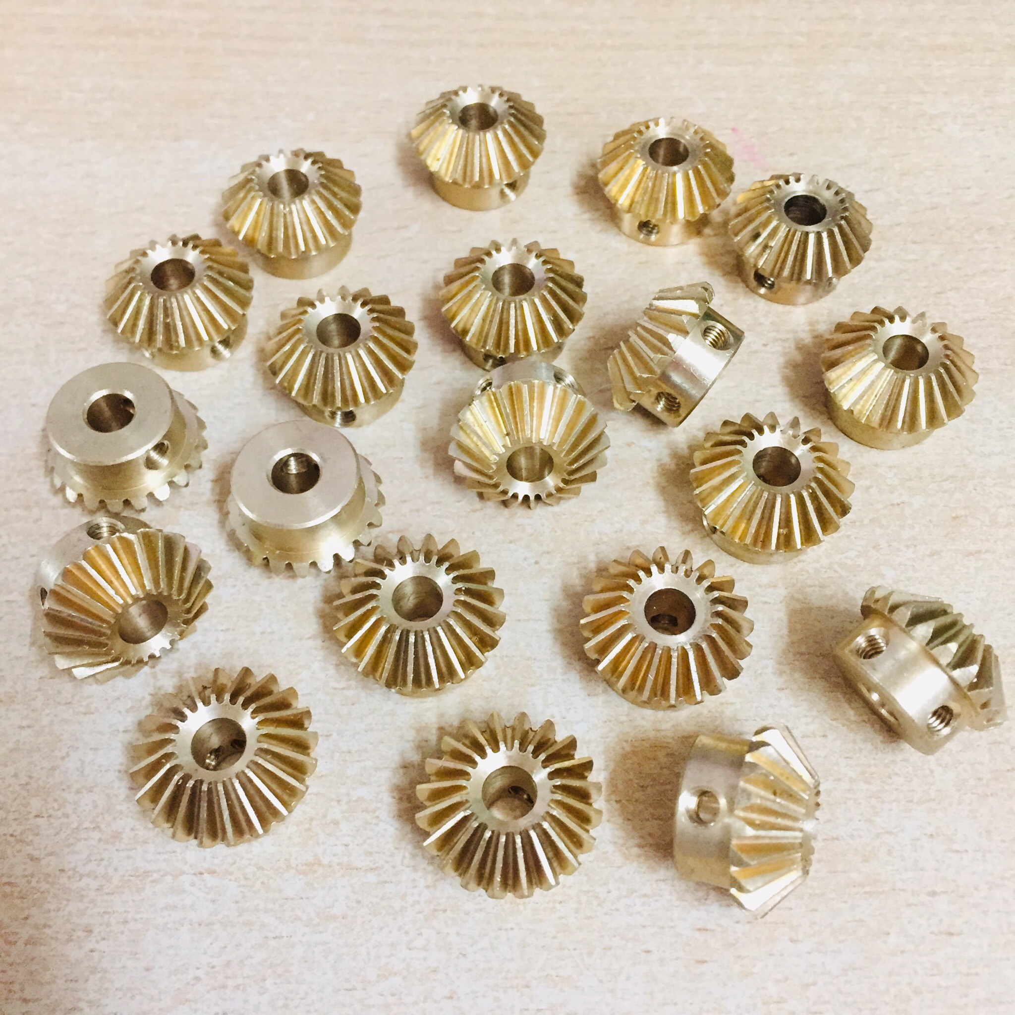 Bánh răng côn bằng đồng 20 răng lỗ trục 6mm bộ truyền đảo chiều 90 độ 1 bánh răng lái 034