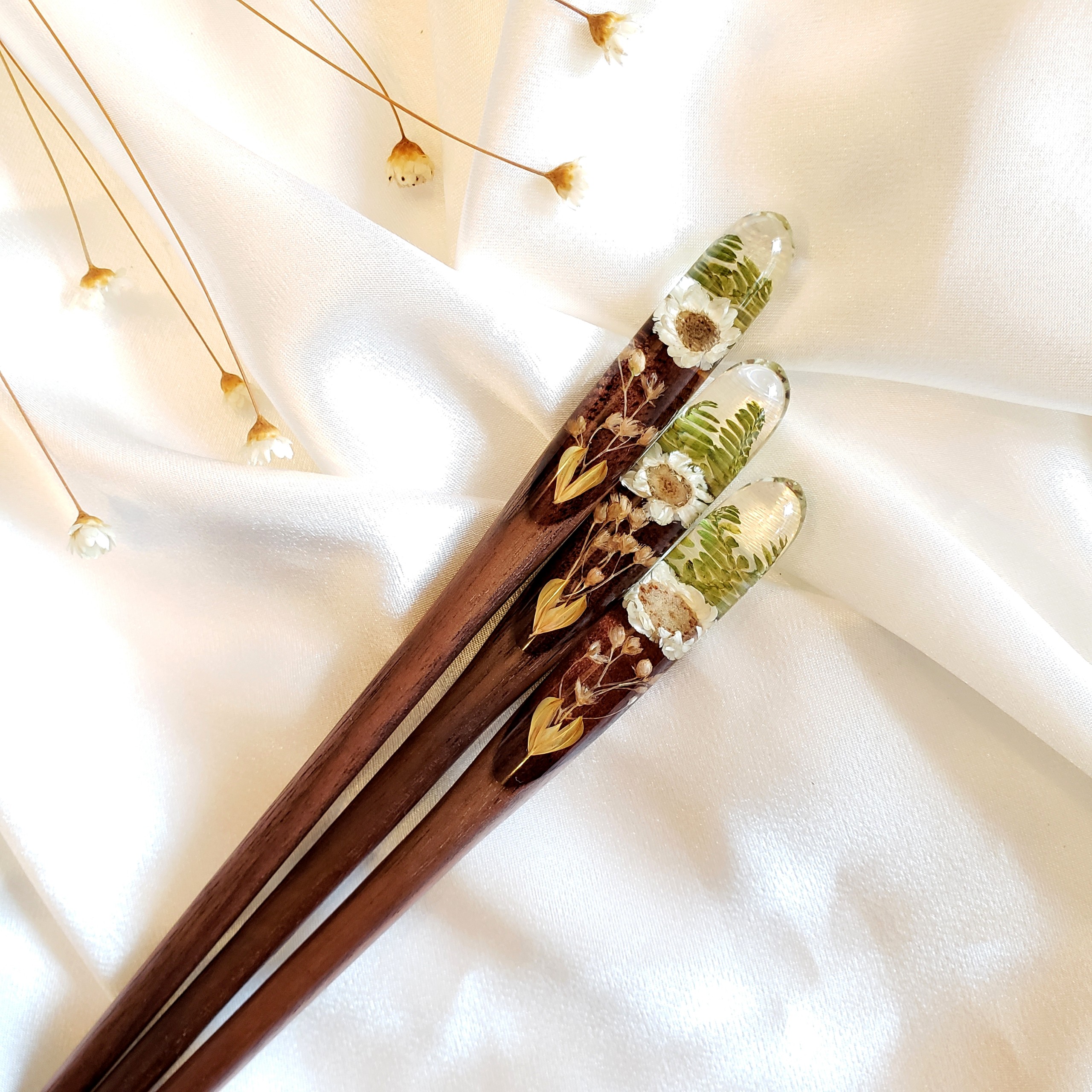 Trâm cài tóc gỗ- resin & snowy trắng