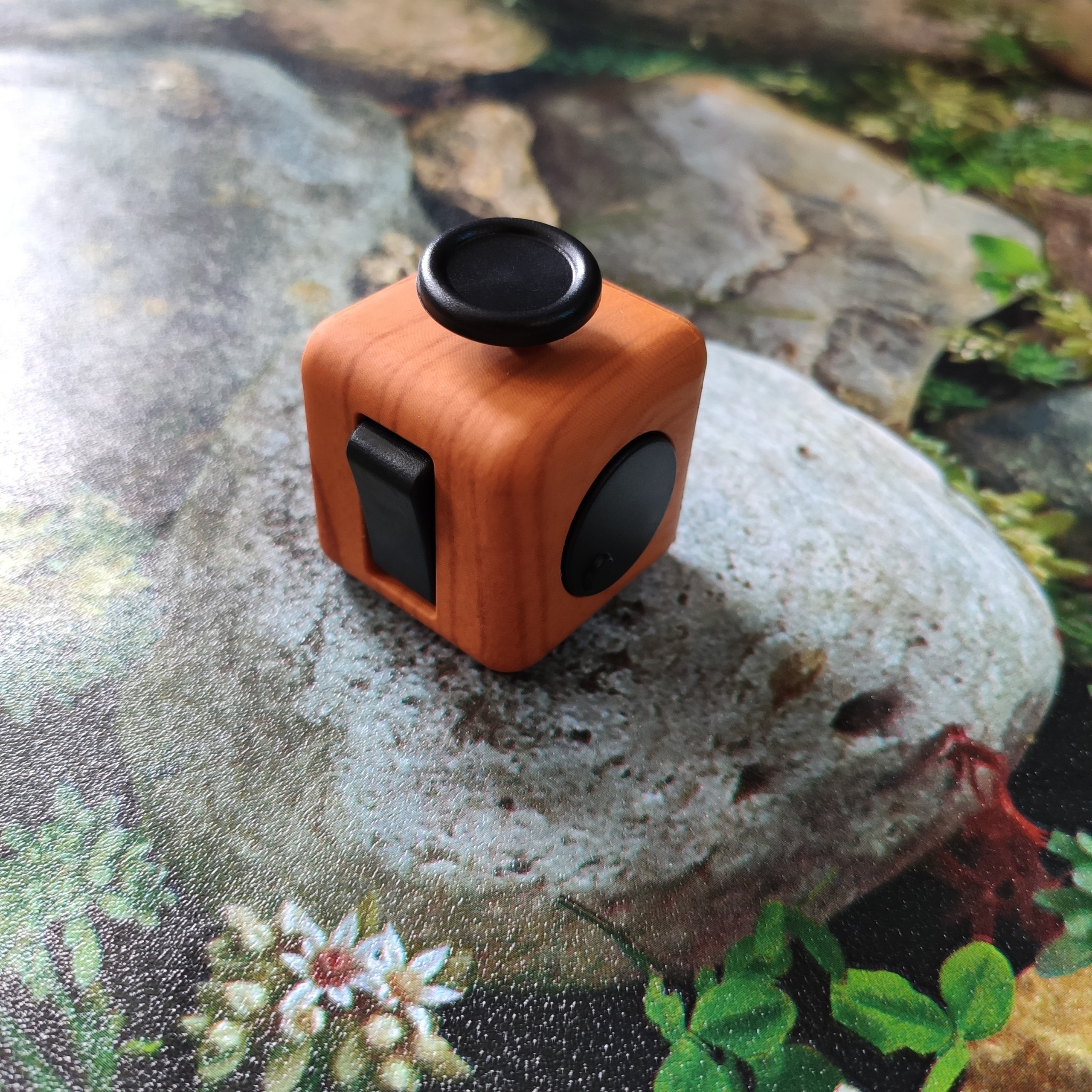 Fidget Cube - Dụng Cụ Giúp Tập Trung Kỳ Diệu Trong Công Việc Màu Ngẫu Nhiên