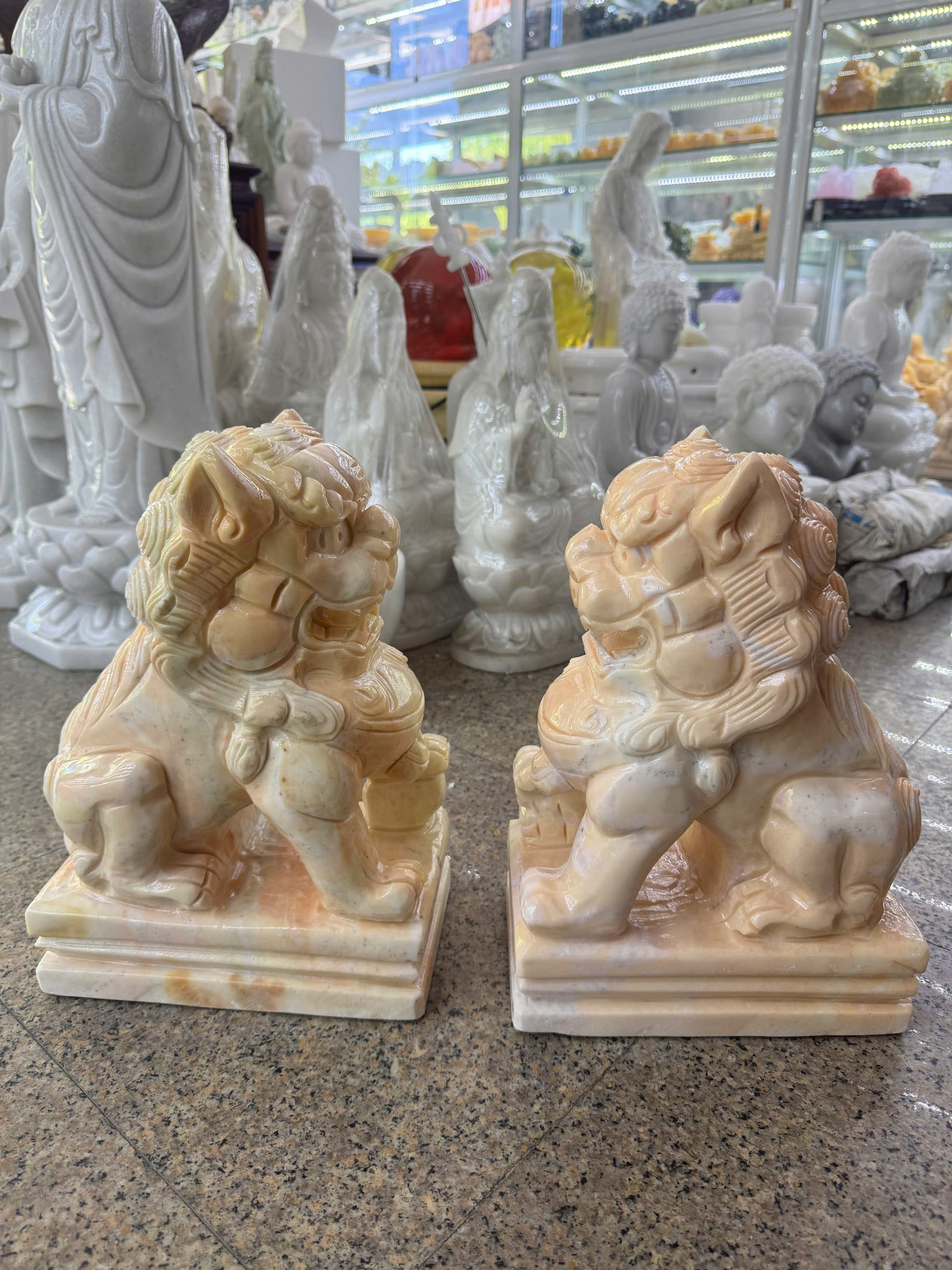 Cặp tượng Kỳ Lân phong thủy đá vàng cà rốt gác cổng, để mộ, trang trí bàn thờ thần tài - Cao 30 cm