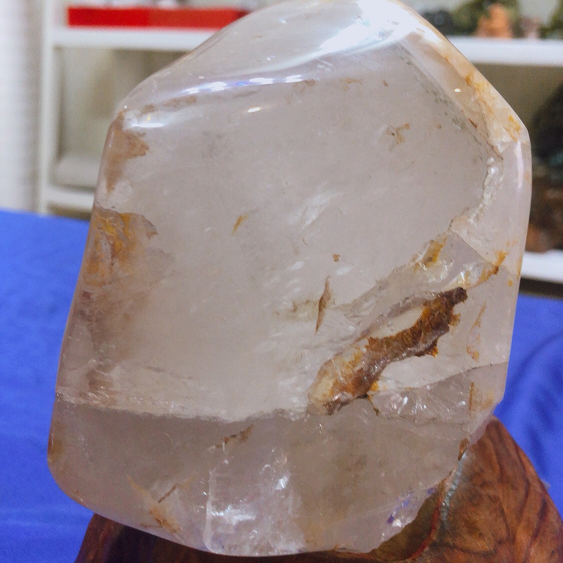Cây đá thạch anh trắng nặng 1.8 kg trong suốt cho người mệnh Thủy và Kim