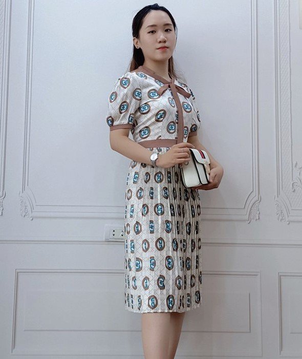 Váy lụa họa tiết GG nền trắng xếp ly