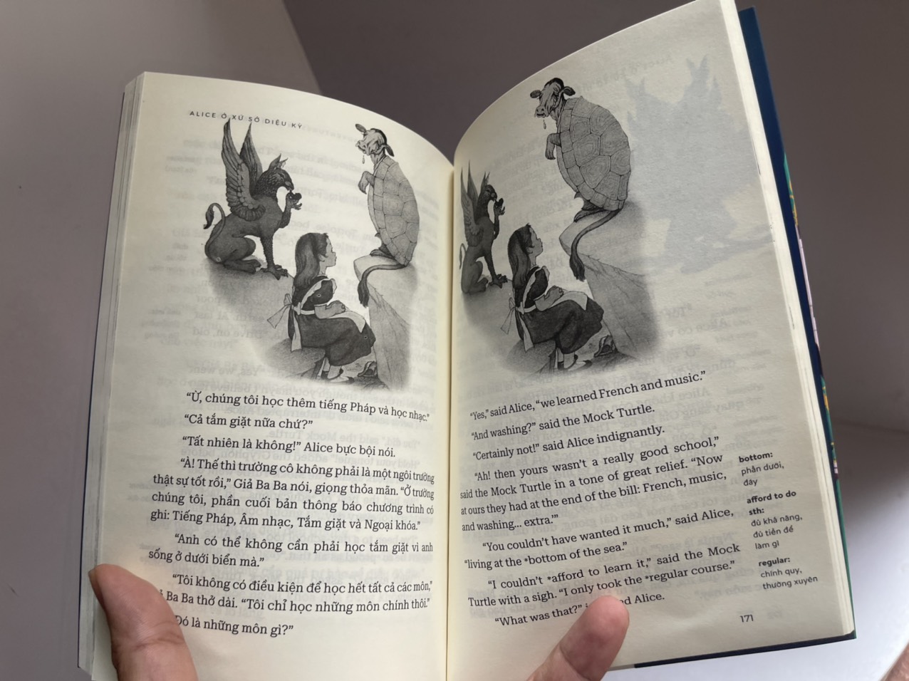 (Combo 3 cuốn sách song ngữ Việt-Anh) HOÀNG TỬ BÉ -  ALICE Ở XỨ SỞ DIỆU KỲ -PINOCCHIO - Antoine de Saint-exupéry, Lewis Carroll  &amp; Carlo Collodi - Nguyễn  Thúy Loan dịch - Hà Giang -NXB Văn Học