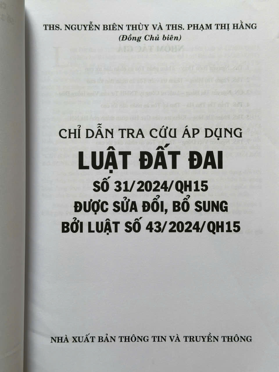 Sách Chỉ Dẫn Tra Cứu Áp Dụng Luật Đất Đai 2024 - ThS. Nguyễn Biên Thùy và ThS. Phạm Thị Hằng (V2434A)