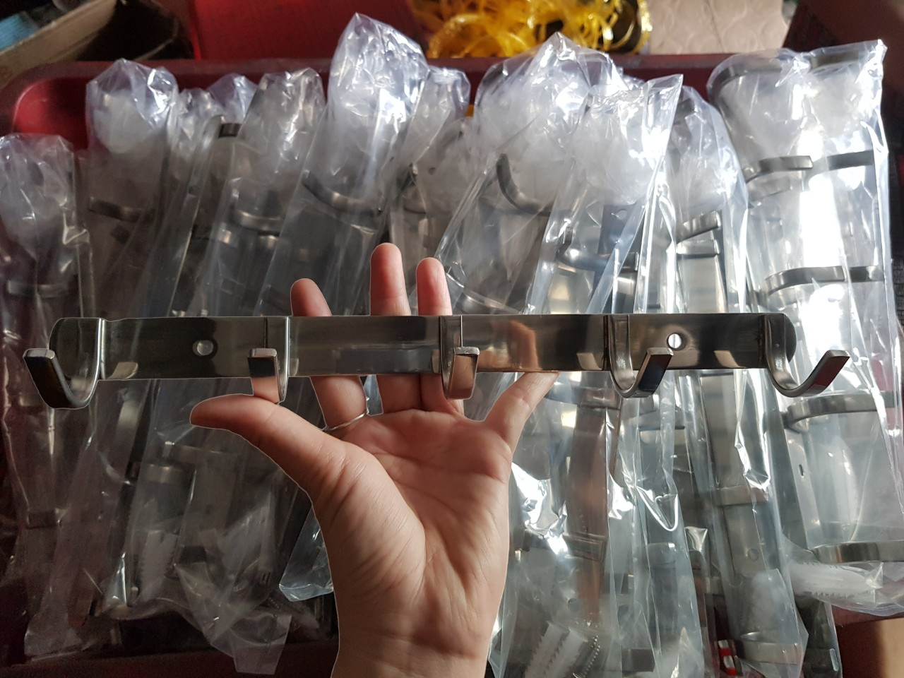 Móc treo quần áo dẹp 5 thanh móc dày 4ly inox chắc chắn kèm ốc vít
