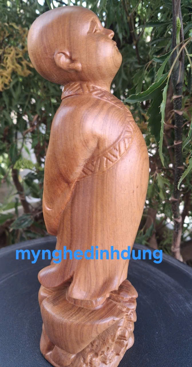 Tượng chú tiểu tùy duyên bằng gỗ bách xanh thơm ngọt cao 30x11x9cm