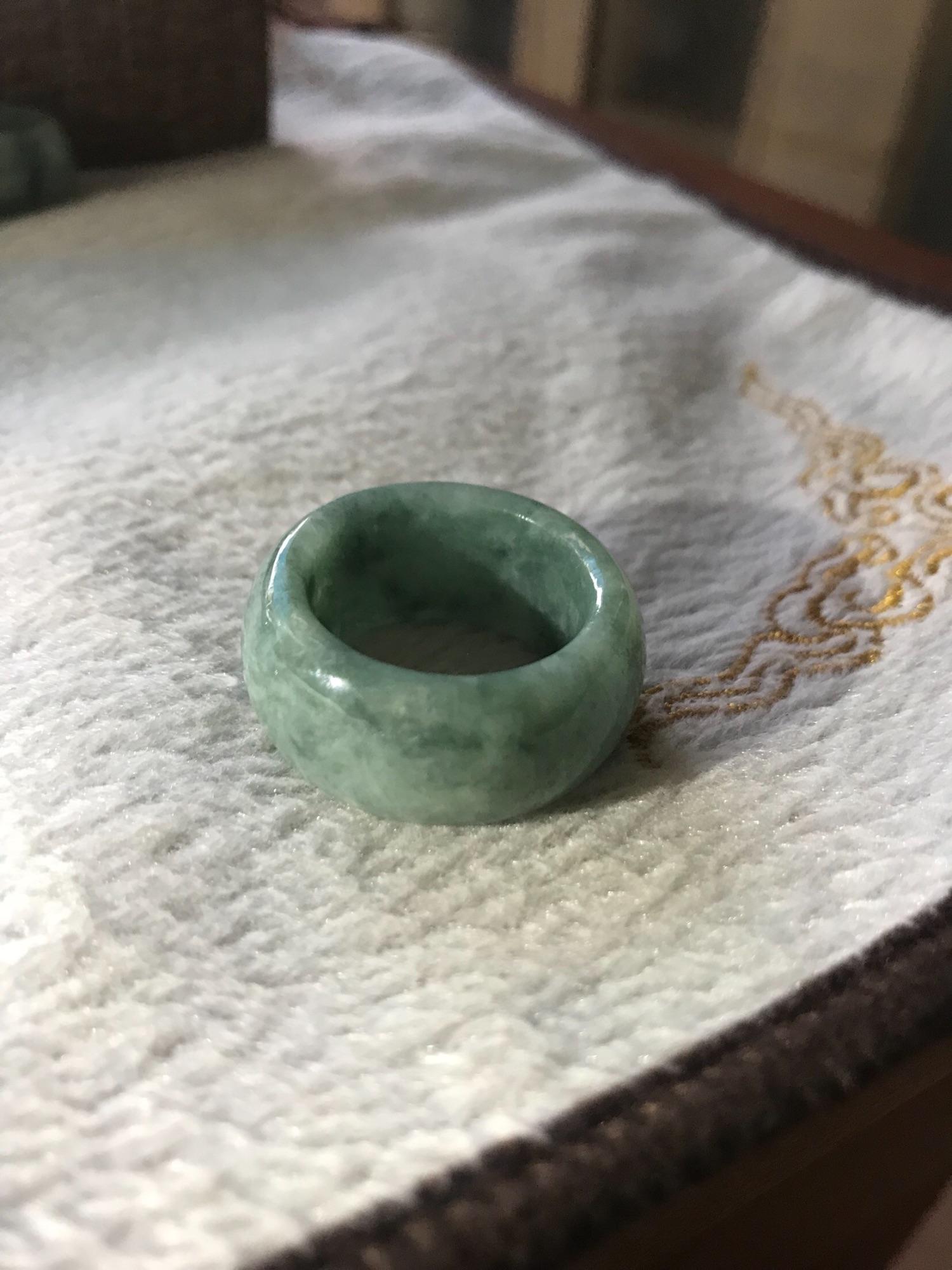 CHIẾC NHẪN CẨM THẠCH A HẸ XANH ĐẬM ĐỀU ĐÁ TỰ NHIÊN NI NHẪN BÊN TRONG 21MM BẢN TO NAM ĐEO RẤT ĐẸP NAM MỆNH MỘC HỎA THỦY