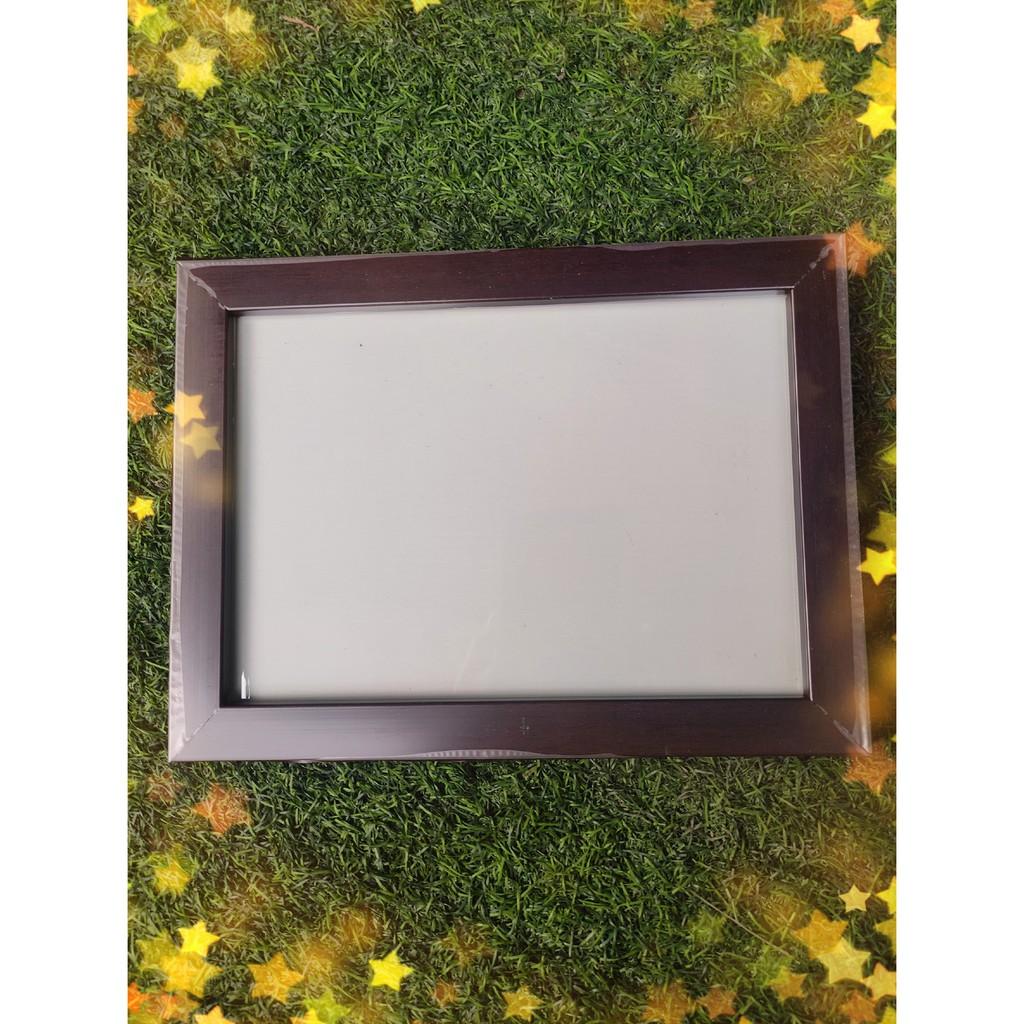 Combo 7 chiếc khung ảnh treo tường kích thước 13x18cm, mặt bằng mica, tặng kèm đinh và móc treo tường.