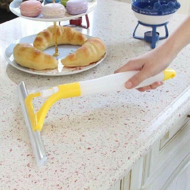 Lau kính kèm bình xịt