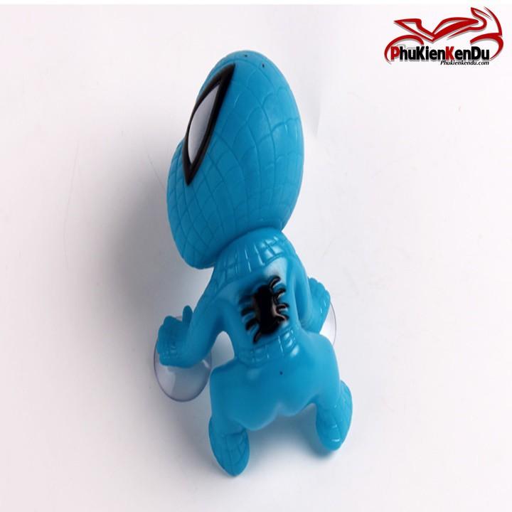 NGƯỜI NHỆN BÁM ĐUÔI XE MÁY