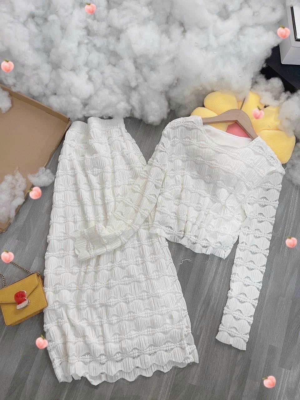 Set công sở áo dài tay và chân váy chữ A màu trắng thanh lịch