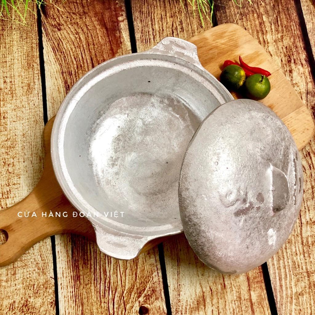 Nồi Gang Kho Thịt Cá 17,5cm. Đặc biệt nồi Đúc thủ công Nguyên khối, vẫn còn nét thô sơ cổ điển. Phù hợp cho các món kho tộ, kho quẹt tại bàn cho các nhà hàng