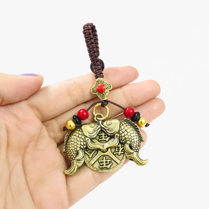 Móc Khóa Đồng Song Ngư Cá Chép, kích thước 4.2 x 0.7cm, màu đồng, dùng để trang trí bàn sách, bàn học, treo trên xe ô tô, treo vào móc khóa - SP005227
