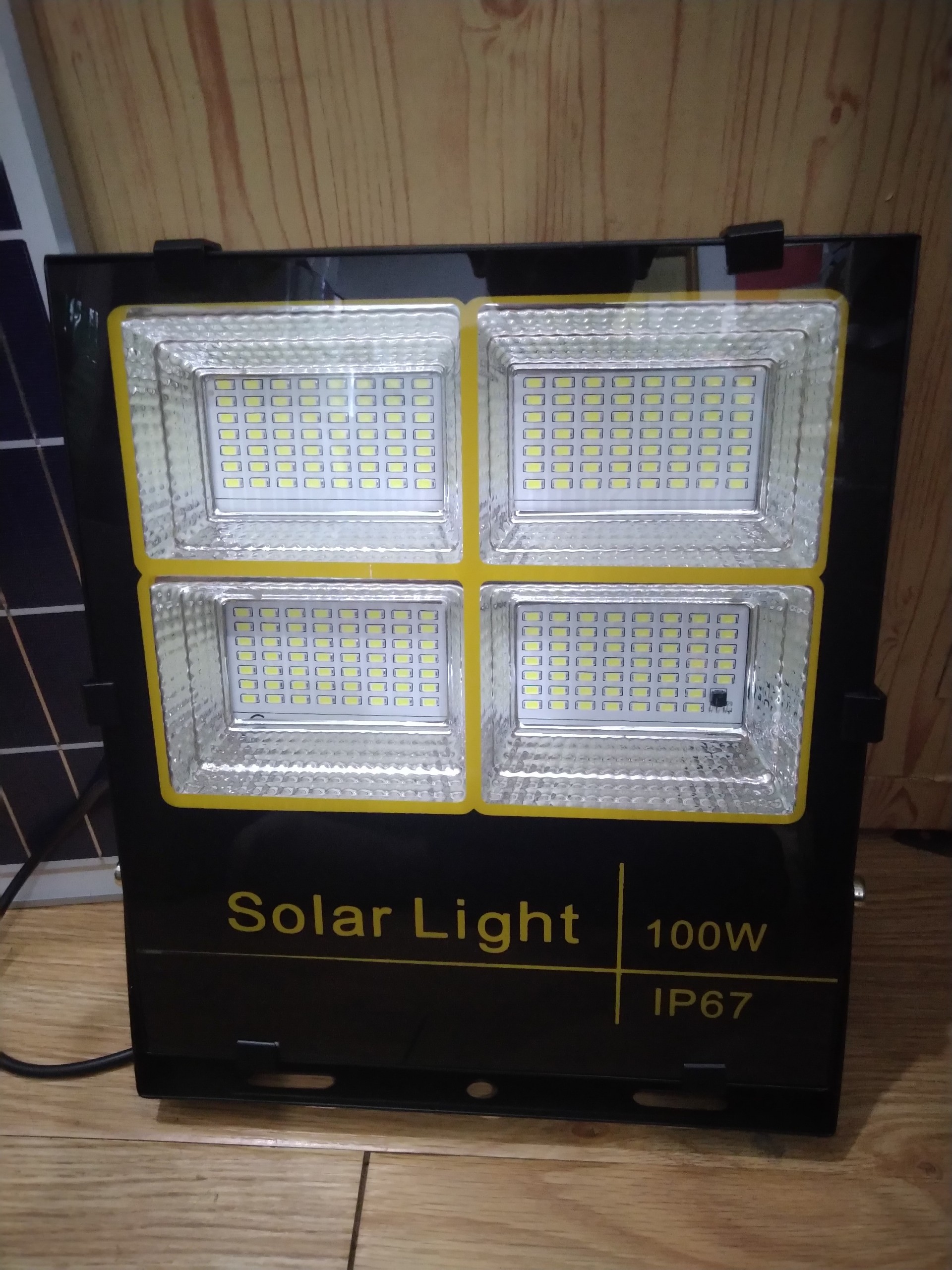 Led Pha 100W Năng Lượng Mặt Trời Mẫu mới