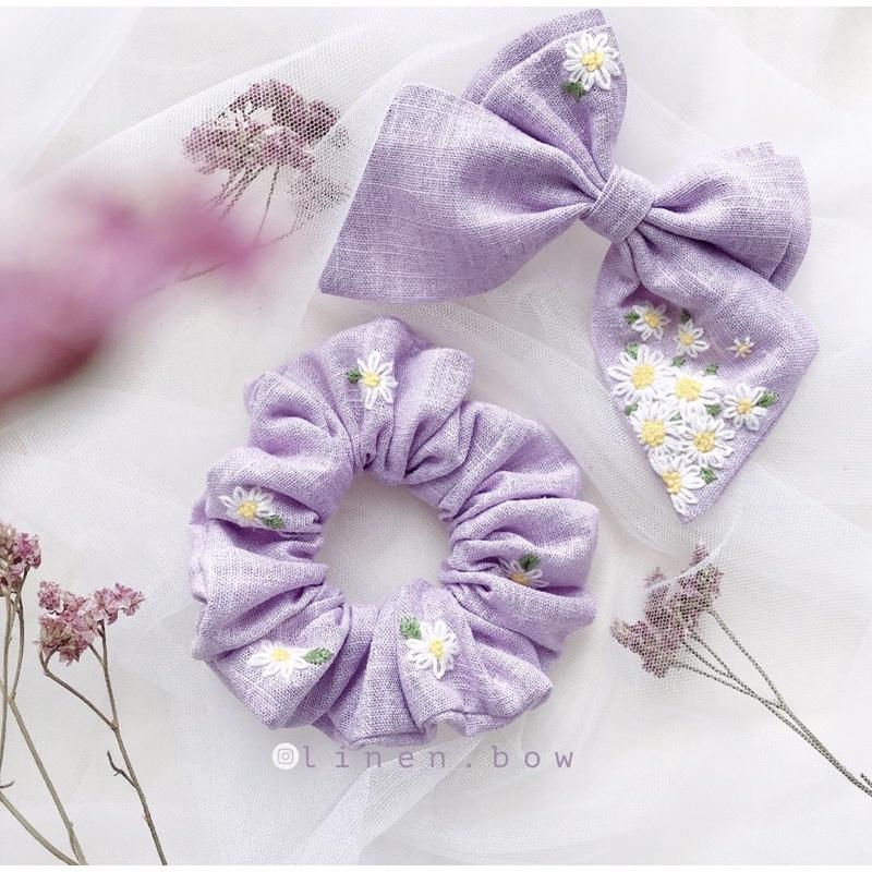 Nơ và scrunchies tím thêu hoa cúc hoạ mi