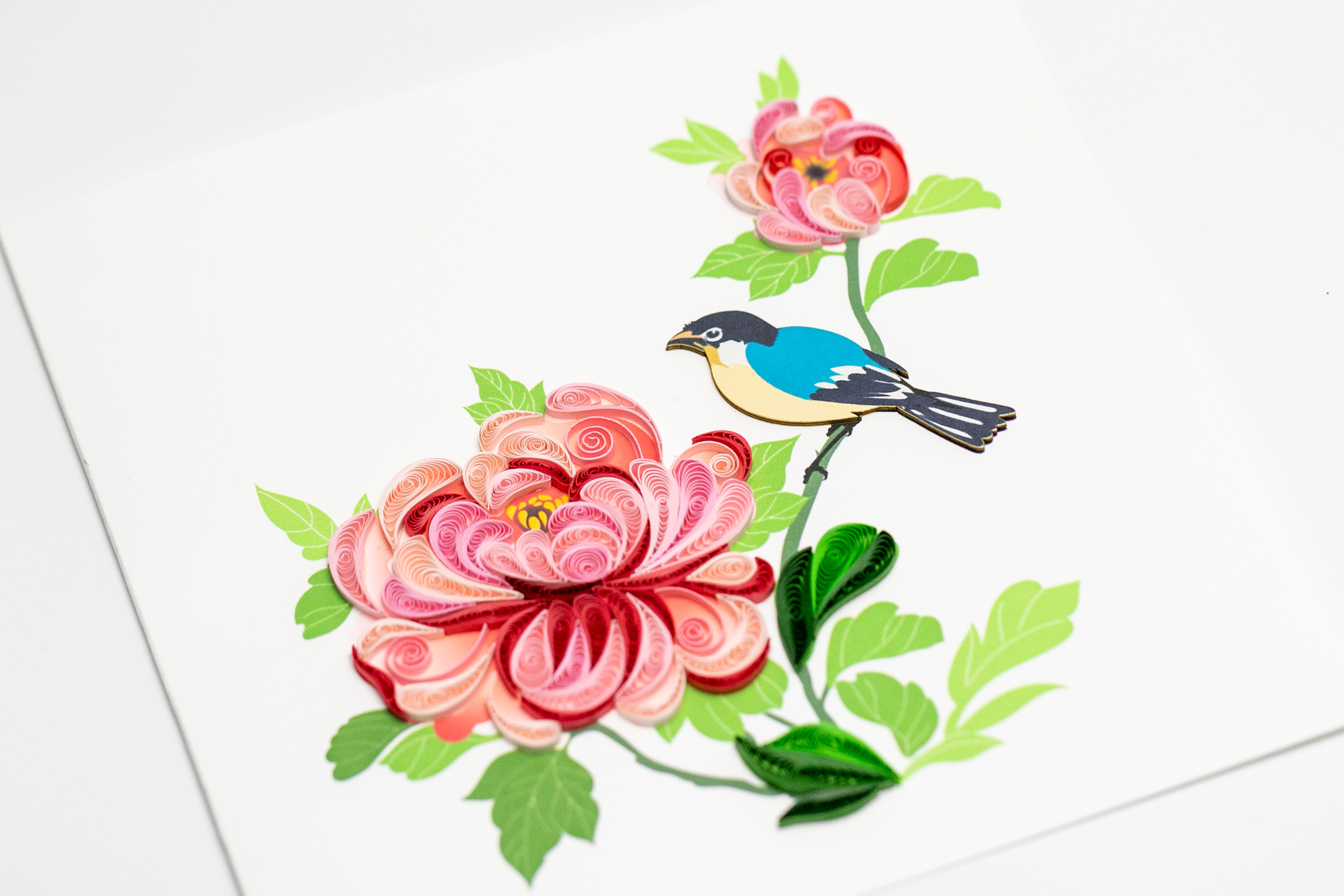 Chim xanh đầu trên cành hoa mẫu đơn - Thiệp giấy xoắn 15 x 15 cm
