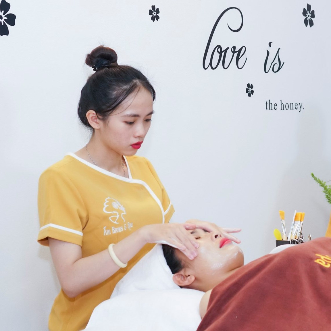 1 Trong Các DỊch Vụ Chăm Sóc Da Mặt Thư Giãn Tuyệt Đối Tại Ấm Brows & Spa