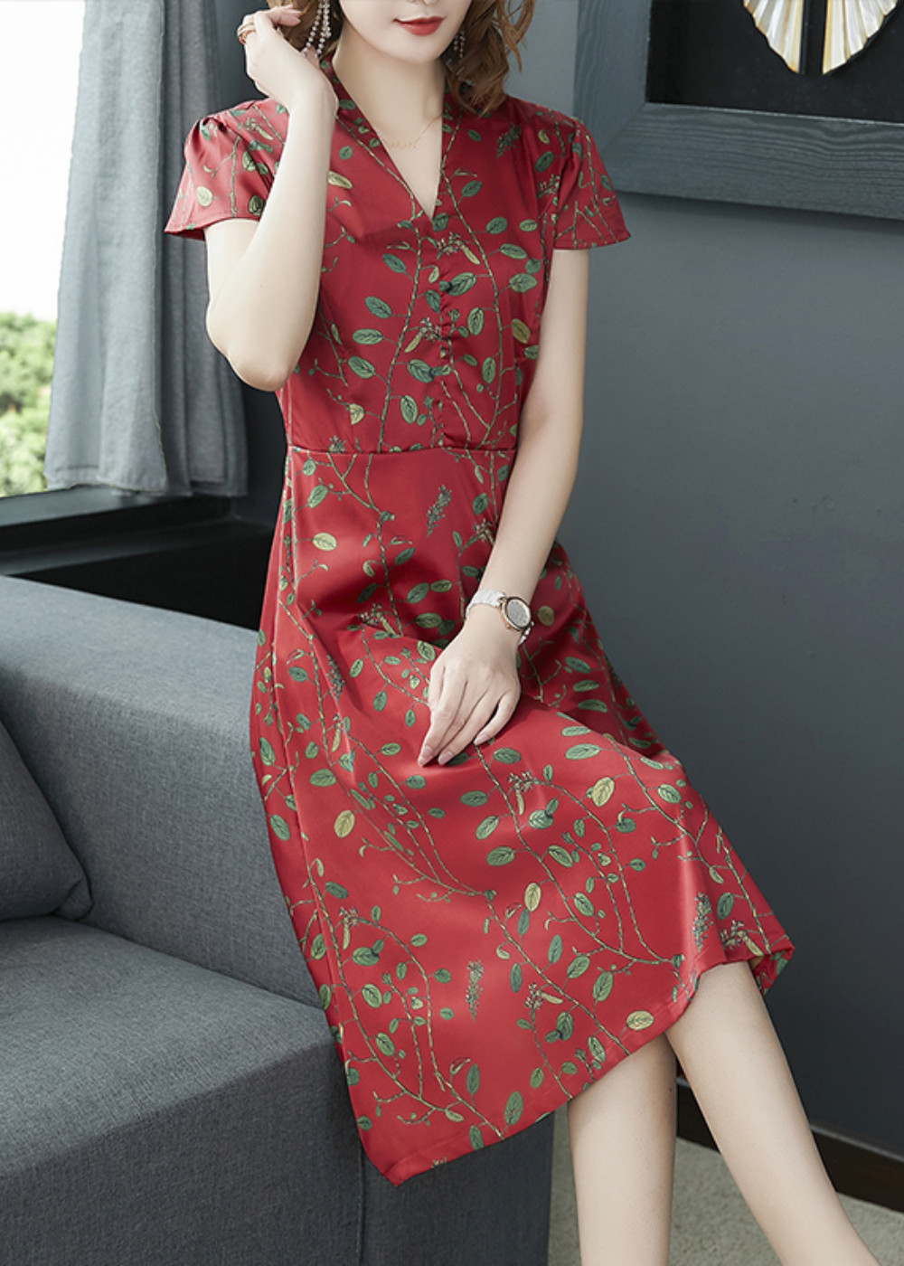 Váy lụa thiết kế cao cấp kiểu dáng dài cổ V tay ngắn họa tiết hoa lá sang trọng A52