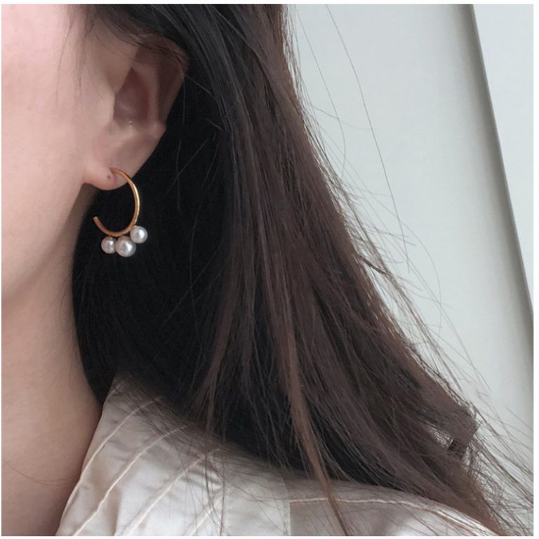 Bông Tai Chữ C 3 Viên Ngọc Trai Titan Ko Han Rỉ TT 3863