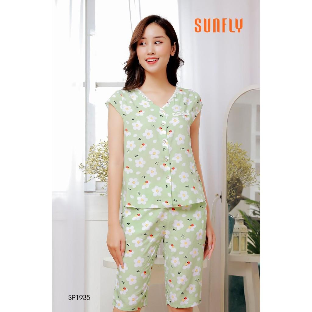 Bộ đồ mặc nhà Sunfly. Set đồ lanh cao cấp mềm nhẹ thoáng mát. Thiết kế cổ chữ V phối viền ren, họa tiết hoa đơn giản