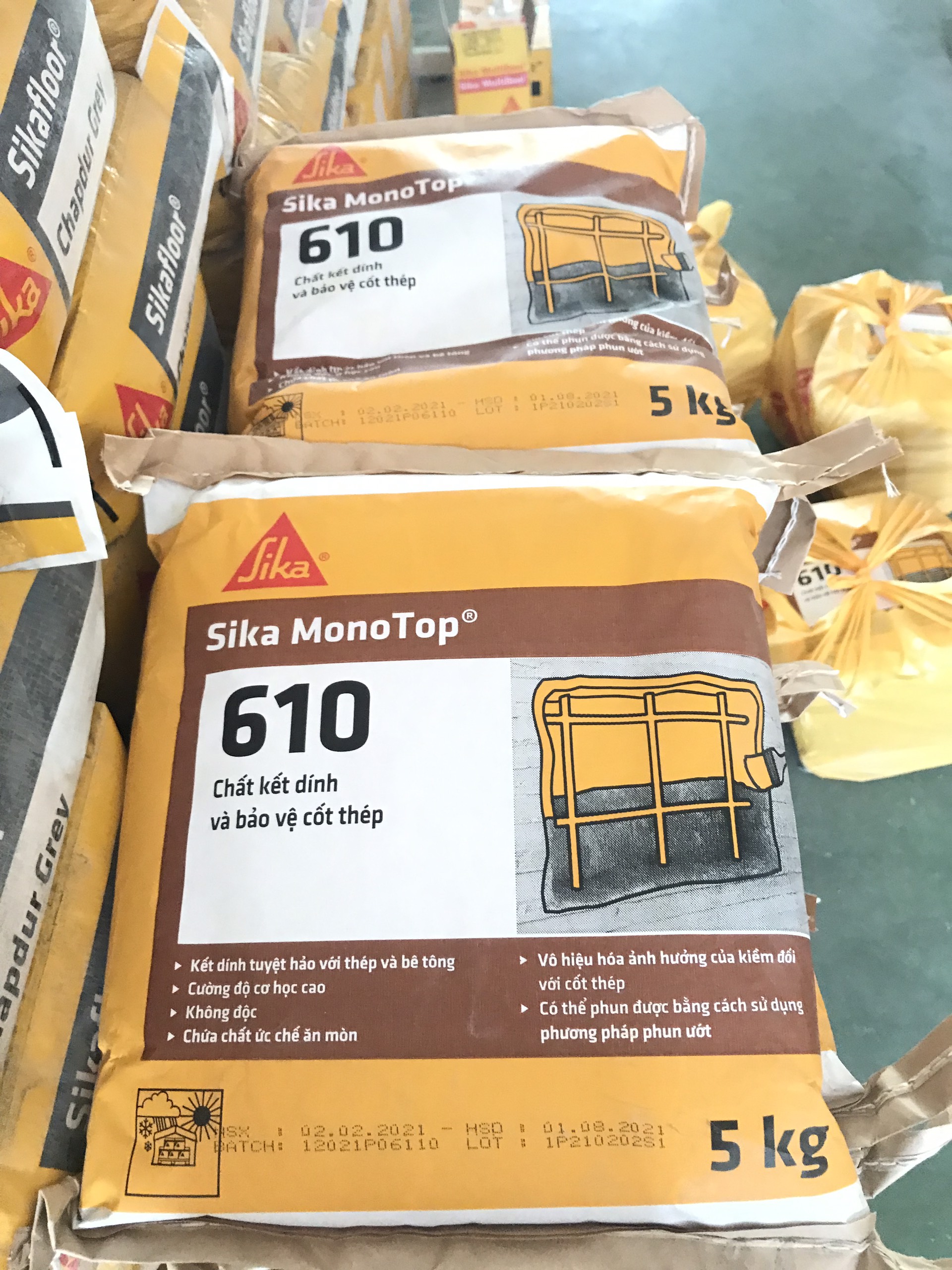 Vữa kết nối xử lý bảo vệ bê tông bị rỗ tổ ông-Sika Monotop 610 .